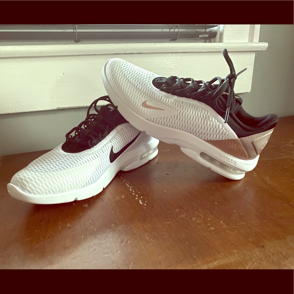 Women’s Nike AirMax • Size 10